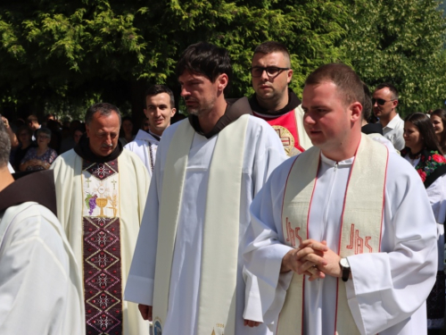 FOTO: Na Šćitu svečano proslavljena Velika Gospa i Mlada misa fra Mile Belje