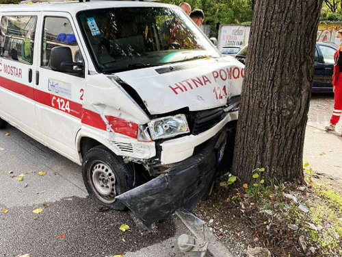 Mostar: Vozilo Hitne se nakon sudara zabilo u drvo