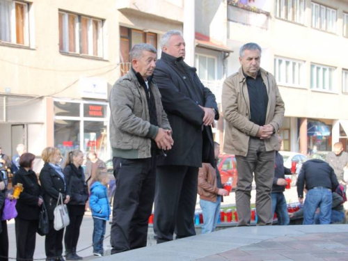 Povodom Svih svetih u Prozoru zapaljene svijeće za poginule i preminule branitelje