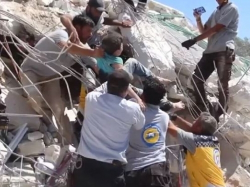 VIDEO: Spasioci izvlače djecu iz ruševina nakon ogromne eksplozije u Siriji