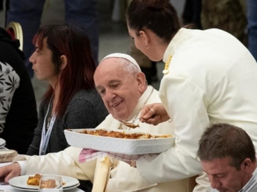 Papa ugostio na ručku 1.500 beskućnika