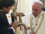 Morales mu poklonio ‘komunističko raspelo’, Papa reagirao s čuđenjem