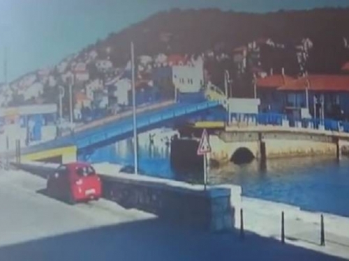 Pogledajte snimku vožnje žene koja je preletjela most u Tisnom