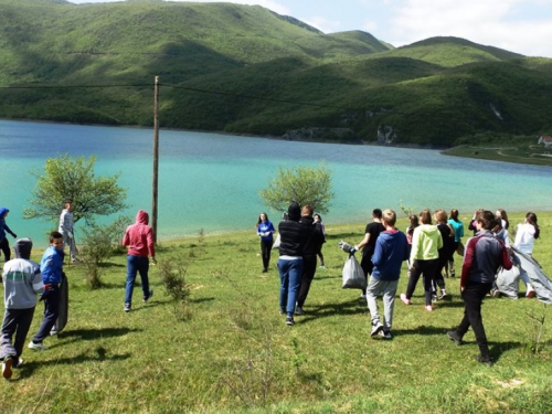 FOTO: Učenici u akciji čišćenja obale Ramskog jezera