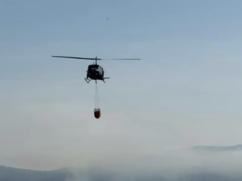 Požar kod Jablanice i dalje aktivan: Helikopter Oružanih snaga BiH izveo oko 20 preleta