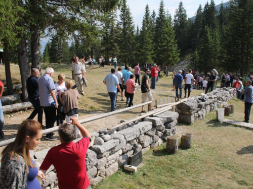 FOTO: Na Vran planini služena misa za poginule duvandžije