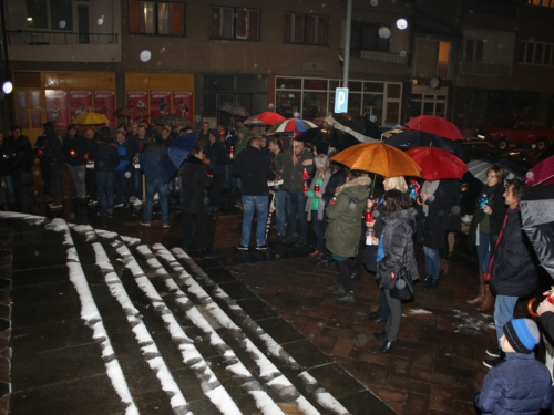 FOTO: U Prozoru zapaljene svijeće za tragično preminulog generala Slobodana Praljka