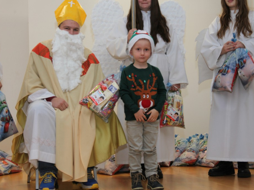 FOTO: Sveti Nikola razveselio najmlađe u župi Rumboci