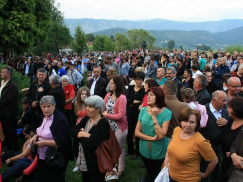 FOTO: Više tisuća vjernika na misi "Uočnici" na Šćitu