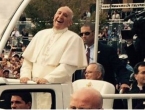 Papa prasnuo u smijeh kada je vidio da ga iz gomile promatra njegov 'Mini-Me'