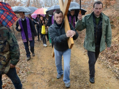 FOTO: Mons. dr. Pero Sudar predvodio misu i Križni put na Uzdolu