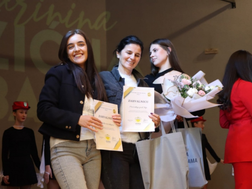 FOTO: Mažoretkinje priredile humanitarni koncert 'Katarinina božićna bajka'