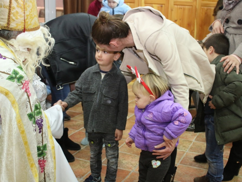 FOTO: Sv. Nikola i ove godine razveselio djecu u župi Rama Šćit