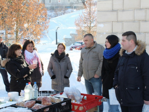 FOTO: U Prozoru svečano otvoren Božićni sajam