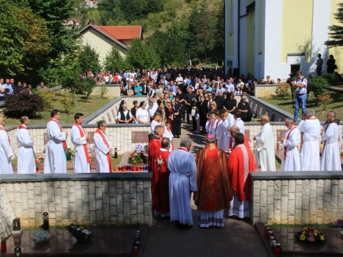 FOTO/VIDEO: Na Uzdolu obilježena 22. obljetnica stravičnog pokolja nad Hrvatima