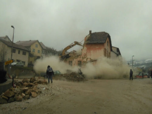 FOTO: Ruši se stara zgrada u Prozoru