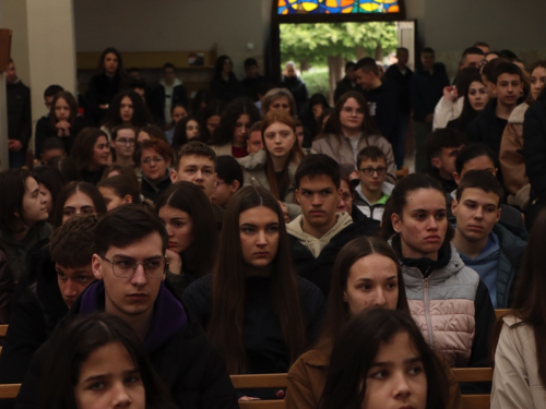 FOTO: Križni put mladih Fojničkog arhiđakonata u župi Rama-Šćit