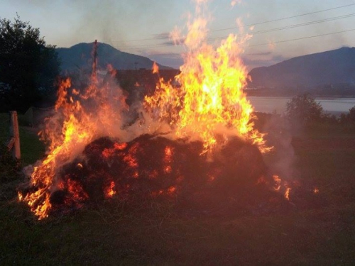 FOTO: Paljenjem svitnjaka Rama dočekuje sv. Ivu