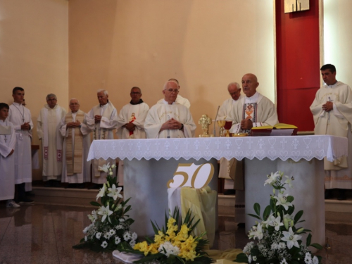 FOTO: Zlatna misa mons. Ante Meštrovića i Dan posvete crkve i duhovnih zvanja u župi Prozor