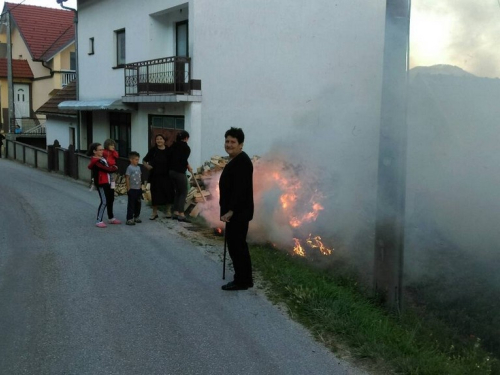 FOTO: Paljenjem svitnjaka Rama dočekuje sv. Ivu