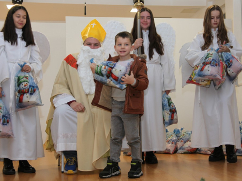 FOTO: Sveti Nikola razveselio najmlađe u župi Rumboci