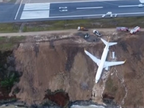 Putnički avion u Turskoj otklizao s piste pa završio na rubu provalije