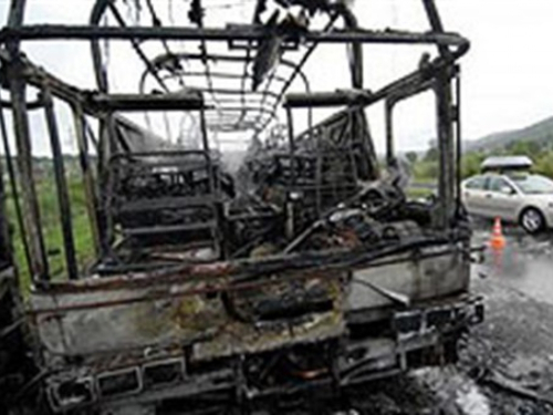 Vozač zapalio autobus bijesan zbog smanjenja plaće, poginulo 11 djece