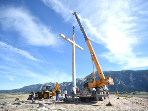 Između Čvrsnice i Vrana postavljen veliki križ