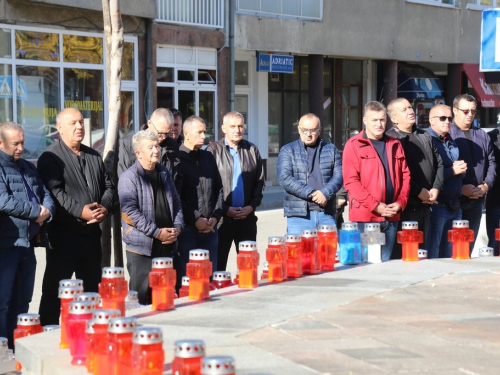 FOTO: Povodom Svih svetih u Prozoru zapaljene svijeće za poginule i preminule branitelje