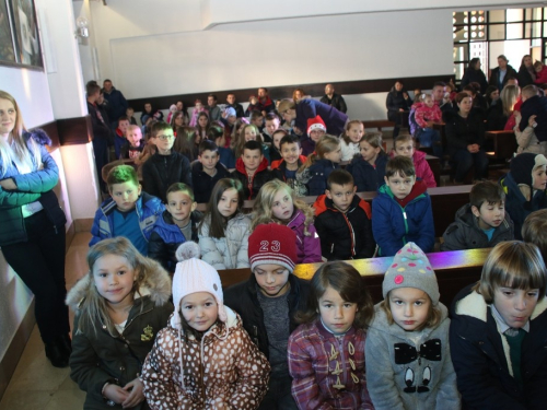 FOTO: Sv. Nikola podijelio paketiće djeci u Rumbocima