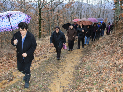 FOTO: Vlč. Ljubo Zadrić predvodio križni put na Uzdolu