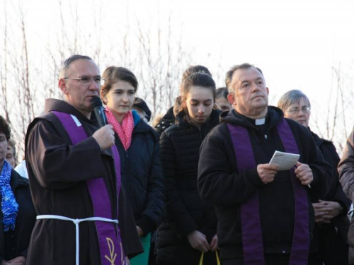 FOTO: Fra Andrija Jozić predvodio Križni put na Uzdolu