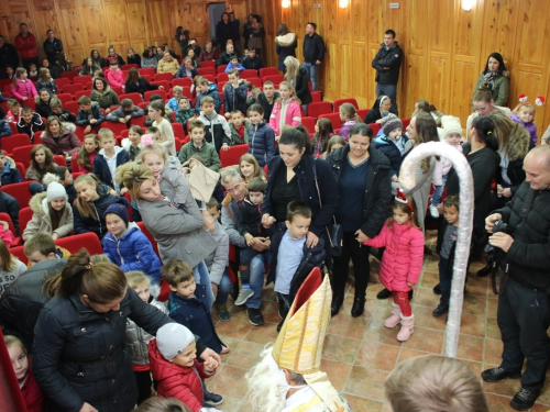 FOTO: Sv. Nikola i ove godine razveselio djecu u župi Rama Šćit