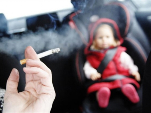 Za cigaretu u automobilu pored bebe kazna 1.000 KM