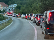 Duge kolone na graničnim prijelazima, radovi i klizišta usporavaju promet