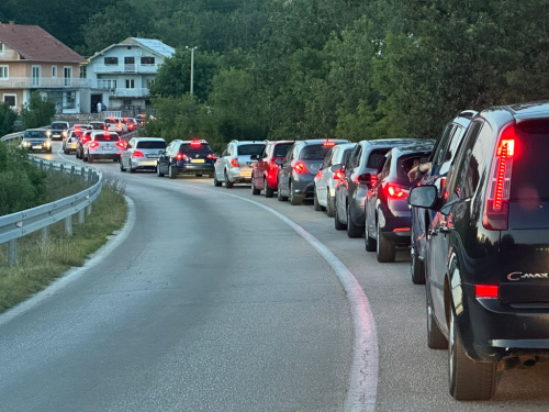 Duge kolone na graničnim prijelazima, radovi i klizišta usporavaju promet