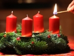 S prvom nedjeljom Došašća, pali se prva svijeća na adventskom vijencu
