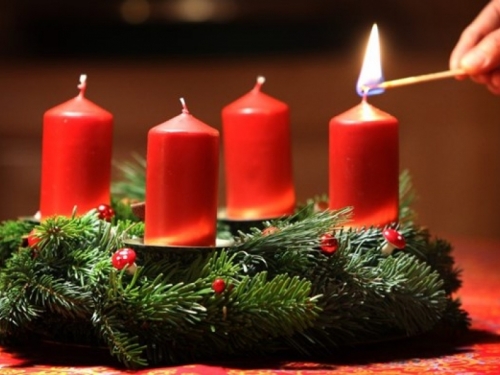 S prvom nedjeljom Došašća, pali se prva svijeća na adventskom vijencu
