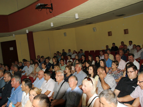 FOTO: Polaganjem vijenaca i svečanom sjednicom započelo obilježavanje Dana općine