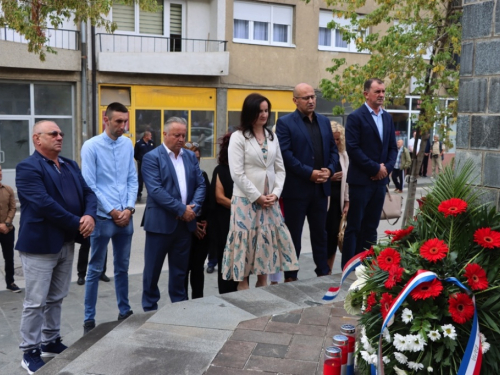 FOTO: Polaganjem vijenaca i svečanom sjednicom započelo obilježavanje Dana općine