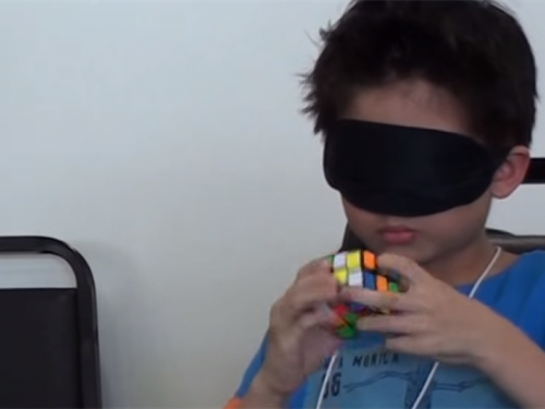 VIDEO: Rubikovu je kocku složio - jednom rukom