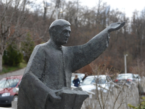 FOTO: Mons. dr. Pero Sudar blagoslovio novi križ i spomenik Stjepanu Džalti na Uzdolu