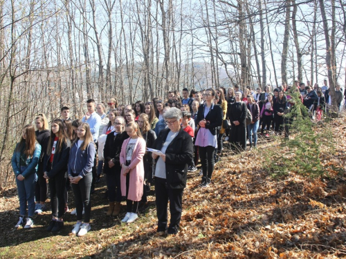 FOTO/VIDEO: Nadbiskupijski križni put mladih na Šćitu