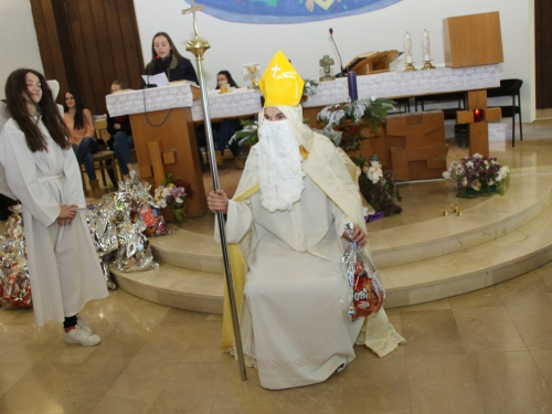 FOTO: Sv. Nikola podijelio paketiće djeci u Rumbocima