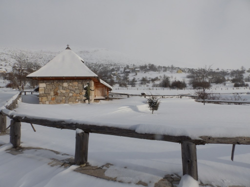 FOTO: Vjetar i snijeg gospodari na Raduši