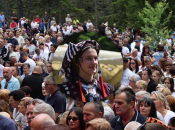 FOTO/VIDEO: Tisuće hodočasnika okupilo se na Kedžari u spomen na Divu Grabovčevu