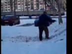 Muškarac u Sarajevu posipao sol i kvario mališanima zimske radosti