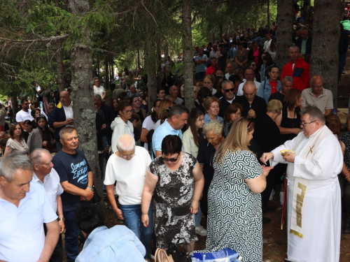 FOTO/VIDEO: Tisuće hodočasnika okupilo se na Kedžari u spomen na Divu Grabovčevu