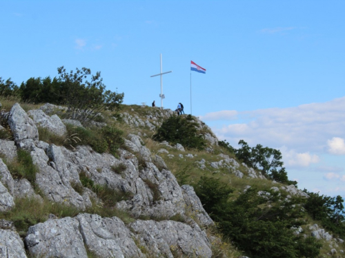 FOTO| Gmićani podigli križ na Makljenu
