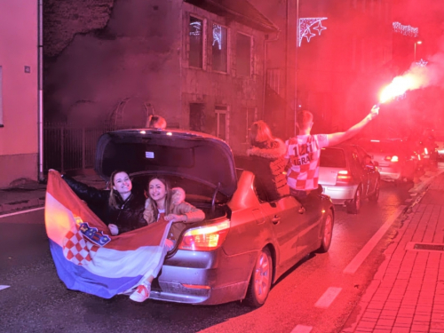 FOTO/VIDEO: Veliko slavlje u Prozoru nakon pobjede 'Vatrenih'